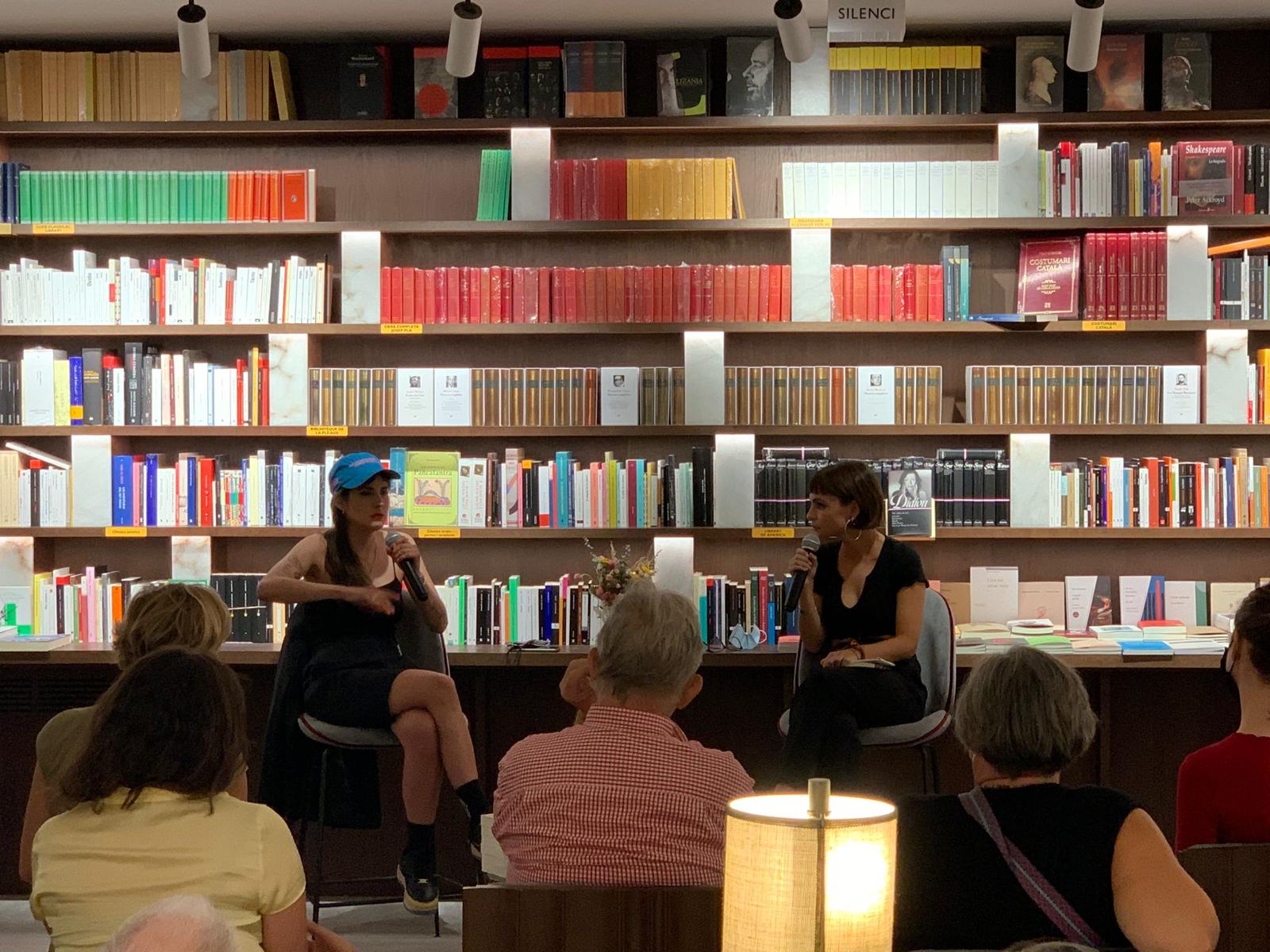 Paulina Flores i Andrea Abreu conversen a la Llibreria Finestres (Barcelona) 