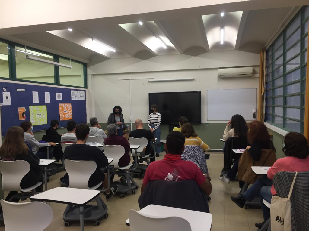 Lucía Benavides talks to students at the EOI in Olot about her experience as an immigrant